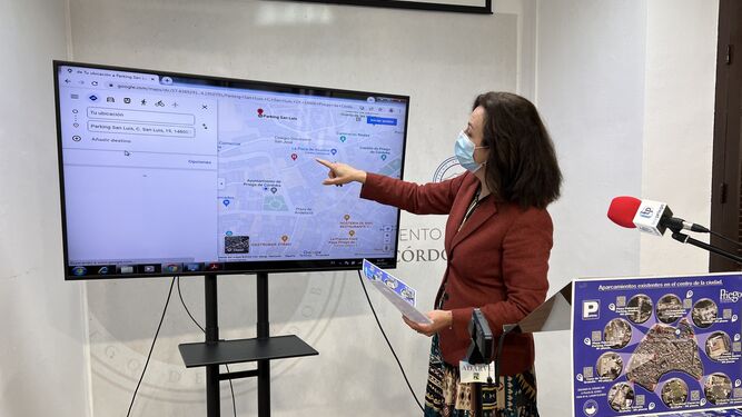 La alcaldesa de Priego, María Luisa Ceballos, muestra el mapa de aparcamientos.