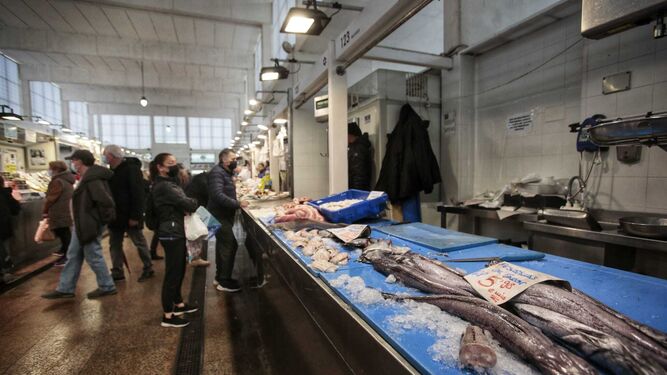 Uno de los puestos del Mercado de Abastos de Cádiz, donde ya empieza a faltar el pescado fresco.