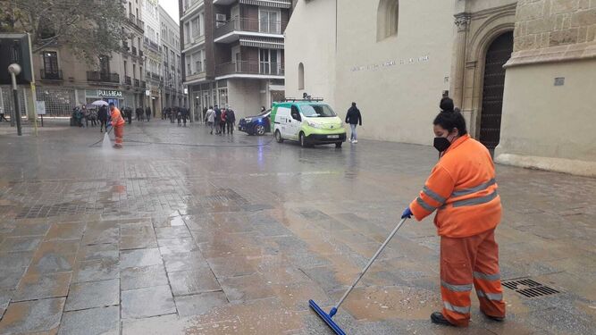 Operarios de Sadeco realizan labores de limpieza en el Bulevar.