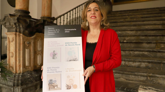 Salud Navajas presenta los premios literarios.