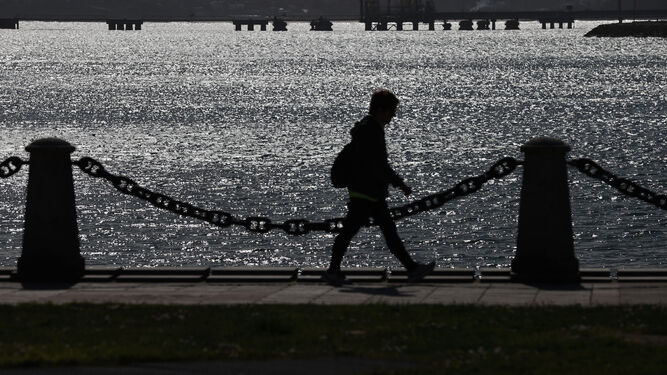 Una mujer camina este jueves por La Coruña.