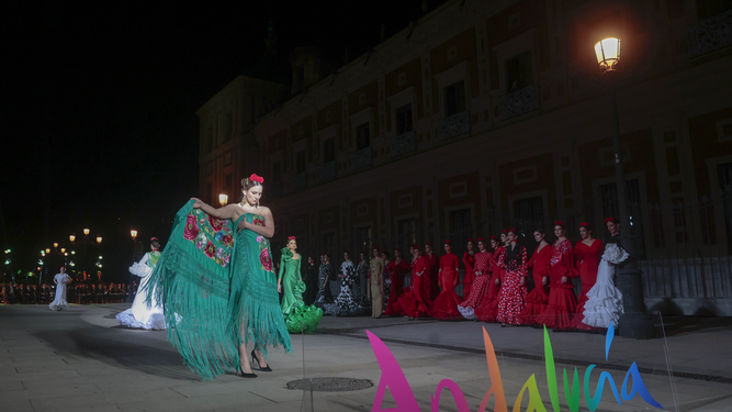 El desfile 'Andalucía es flamenca' llena de volantes y lunares el Palacio de San Telmo.