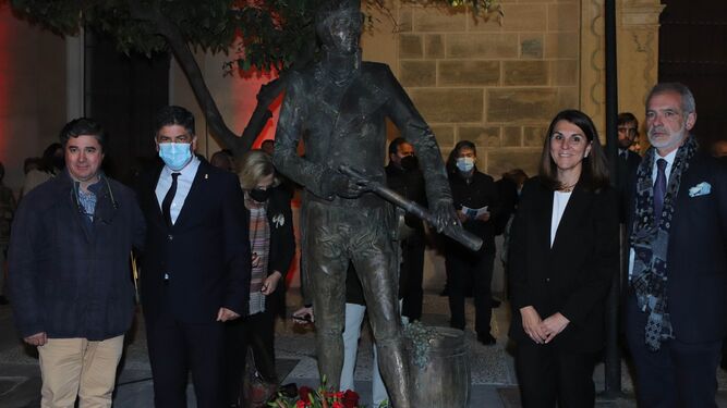 Las autoridades, junto a la nueva escultura de Don Diego de Alvear.
