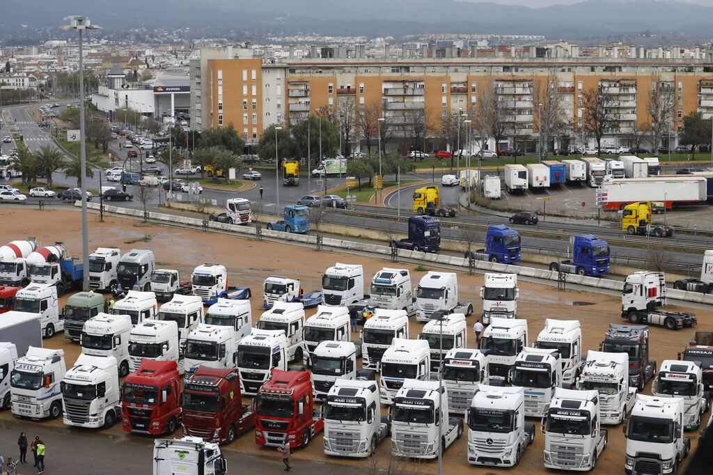 Cientos de camiones se concentran en C&oacute;rdoba: las im&aacute;genes de una protesta multitudinaria