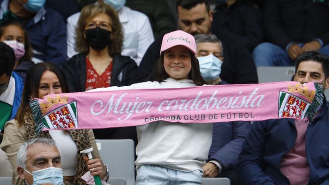 Una joven seguidora del Córdoba CF posa con su bufanda.