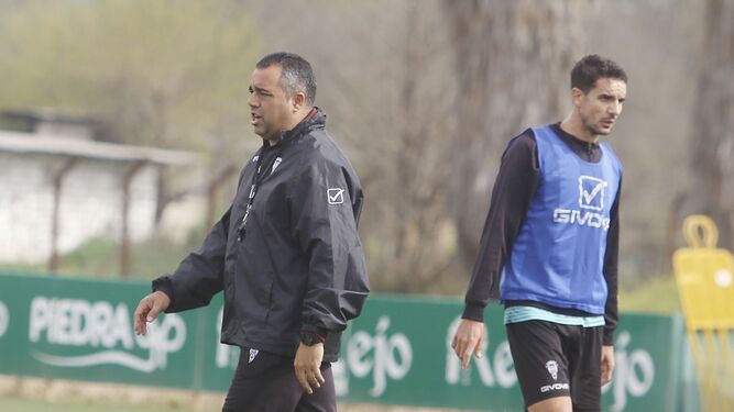 Germán Crespo da órdenes a sus jugadores durante el entrenamiento.