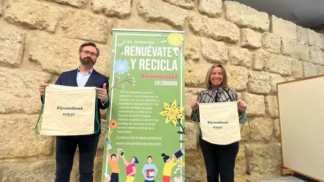 El director de Relaciones Institucionales de Ecolec, Rafael Serrano, y la presidenta de Sadeco, Isabel Albás, presentan la Green Week 2022.
