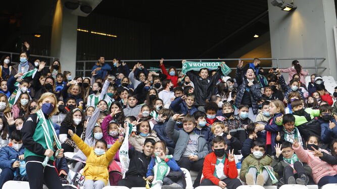 Los aficionados más pequeños del Córdoba CF animando en El Arcángel.