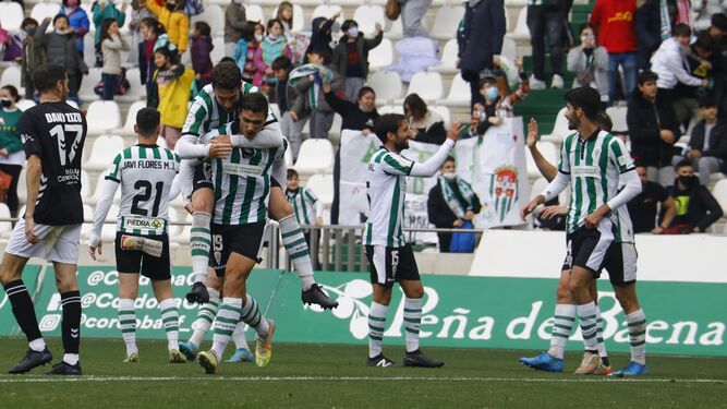 Los jugadores del Córdoba  CF festejan el gol de Adrián Fuentes.