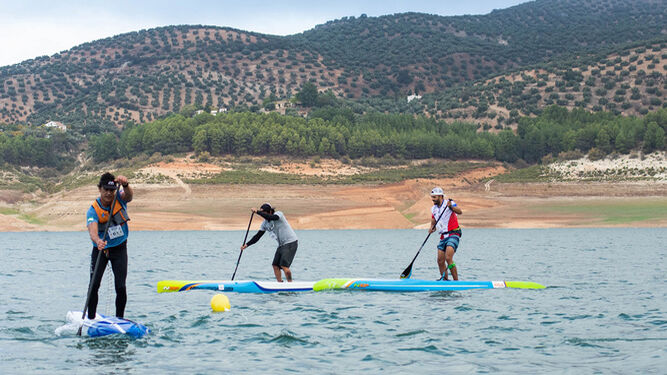 Práctica de paddle surf en el lago de Iznájar.