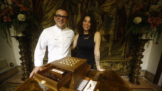 El chef Kisko García y la joyera Blanca Sánchez presenta la colección en el Palacio de Viana de Córdoba.
