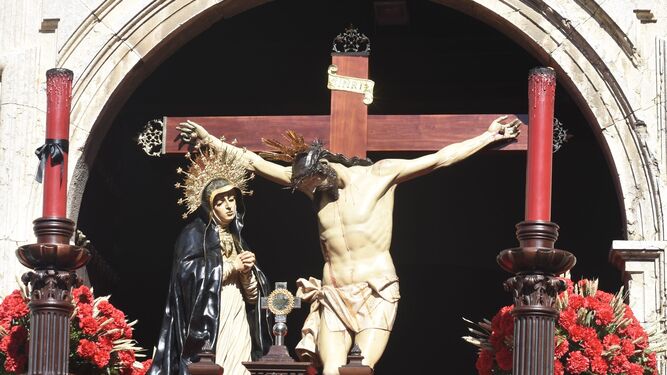 El Cristo de la Caridad, durante su salida de la iglesia de San Francisco.