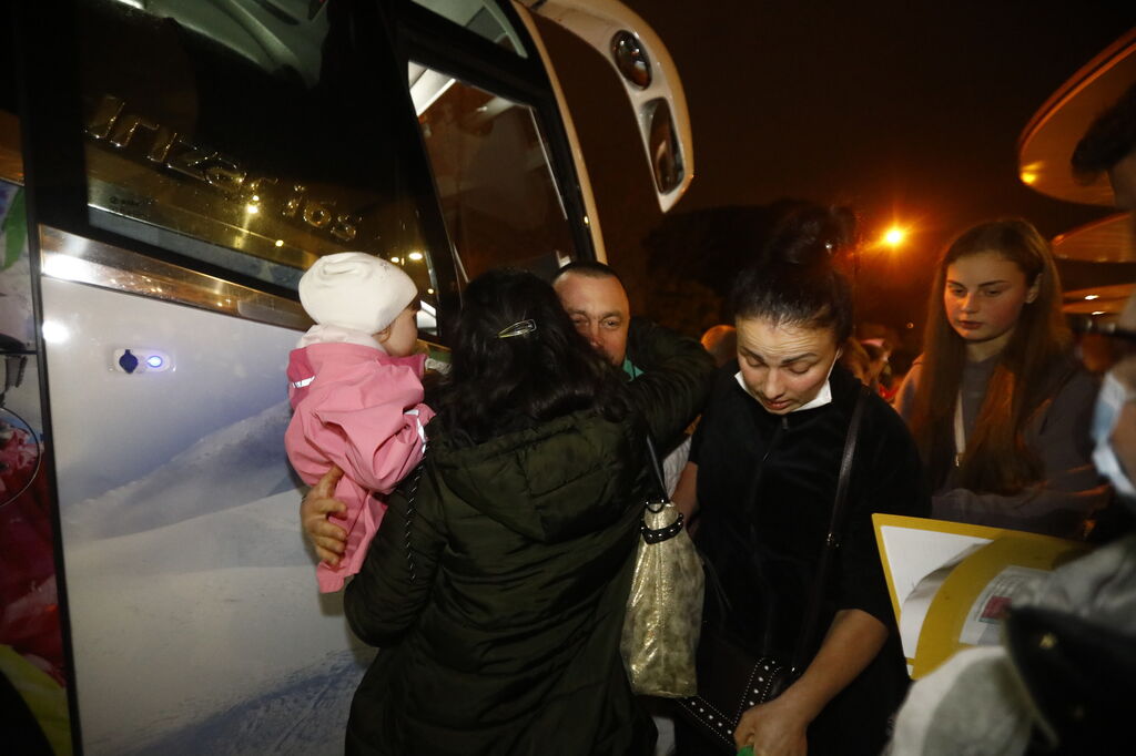 La llegada de 49 refugiados ucranianos a C&oacute;rdoba, en im&aacute;genes