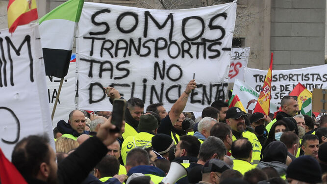 Manifestación de transportistas en Madrid ante la sede del Ministerio de Transportes