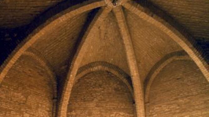 Interior de la cámara alta de la Torre de la Plata, de época almohade remodelada en el periodo alfonsí, cuando se incorporó la cúpula de nervaduras góticas.