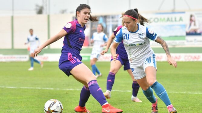 Natalia Montilla conduce el balón ante la presión del Madrid Femenino B.
