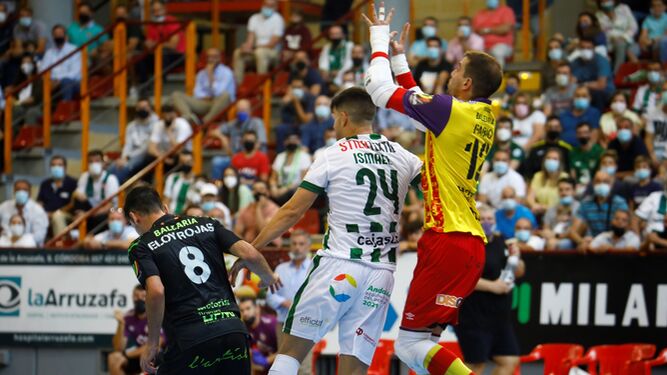 Fabio, en su última visita a Vista Alegre con el Palma Futsal, despeja el balón ante Ismael.