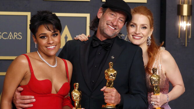 Ariana DeBose, Troy Kotsur y Jessica Chastain, con sus Oscar.