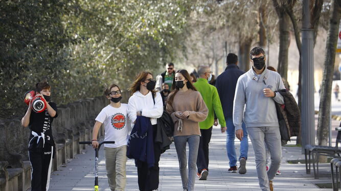 Un grupo pasea por la Ribera.