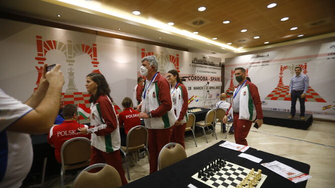 Participantes de Hungría llegan al campeonato de ajedrez.