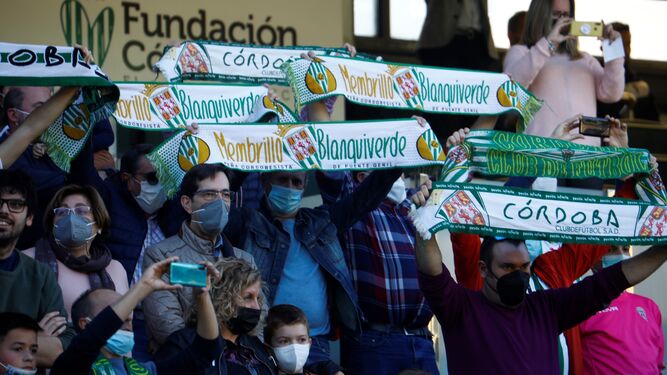Aficionados del Córdoba CF en la grada de El Arcángel durante la visita del Cacereño.