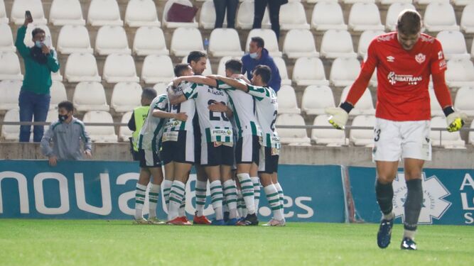 Los jugadores del Córdoba CF celebran uno de los cinco goles al Cacereño en la primera vuelta.