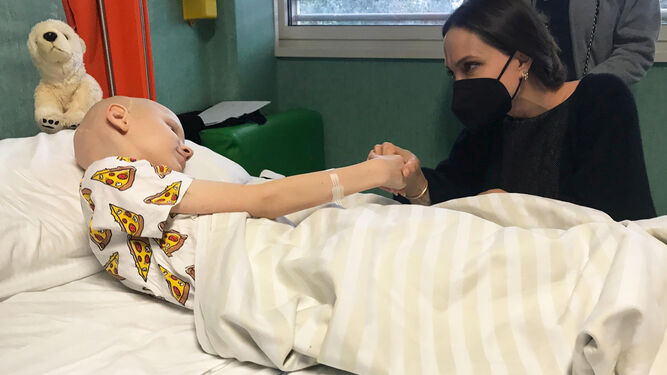 Angelina Jolie toma de la mano a un niño ucraniano con cáncer ingresado en un hospital de Roma.