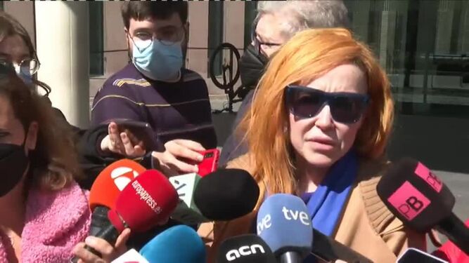 Ángela Dobrowolski, la ex esposa de Josep María Mainat, habla con la prensa el último viernes a la salida de los juzgados.