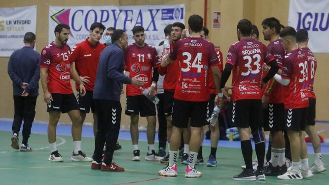 Jesús Escribano, técnico del Córdoba BM, habla con sus jugadores durante un tiempo muerto.