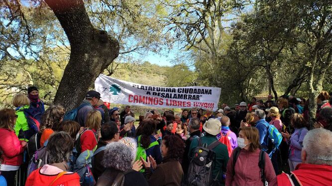 Participantes en la marcha reivindicativa en la Sierra de Córdoba.