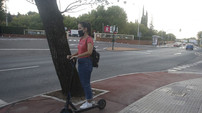 Una joven circula por uno de los tramos del carril bici de la ciudad.