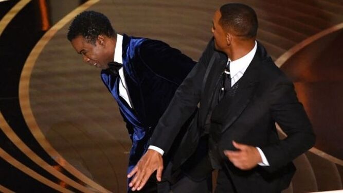 Momento de la gala 94 de los Oscar en la que Will Smith le propia una bofetada a Chris Rock en directo
