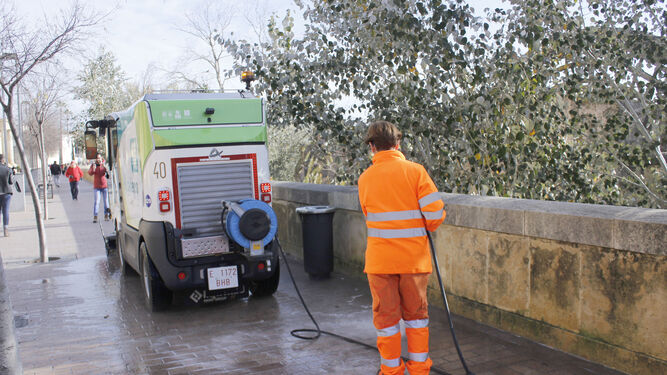 Una operaria de limpieza de Sadeco en la Ribera.