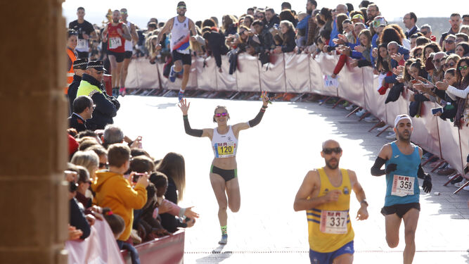 Varios atletas cruzan la meta en la última edición de la Media Maratón de Córdoba.