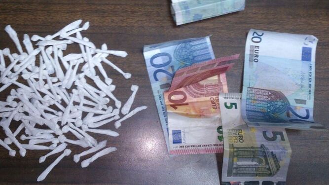 Papelinas y dinero intervenidos en una operación policial.