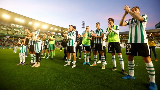 Los jugadores del Córdoba CF celebran con su afición el triunfo ante el Villanovense.