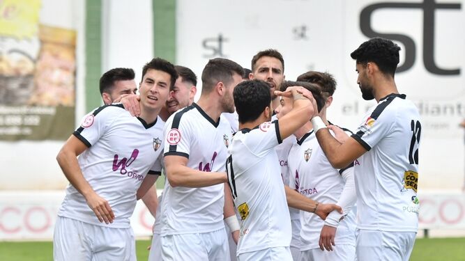Los jugadores del Pozoblanco celebran un gol en un partido de esta temporada.