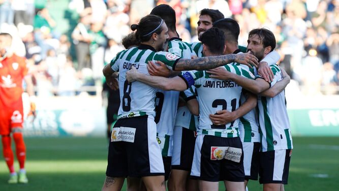 Los jugadores del Córdoba CF se abrazan tras su primer gol al Cacereño.