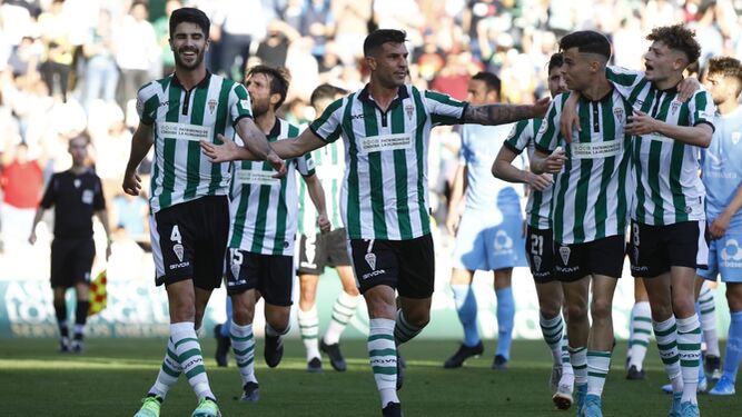 Los jugadores del Córdoba CF celebran uno de sus goles al Villanovense.