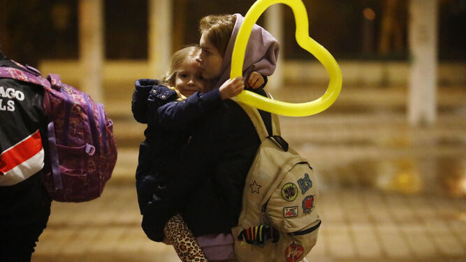 Una madre ucraniana y su hija, a su llegada a Córdoba.