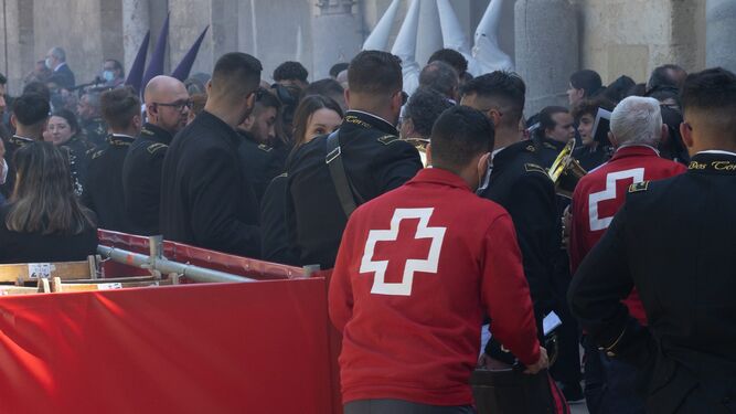 Un efectivo de Cruz Roja ayer durante las procesiones del Domingo de Ramos.