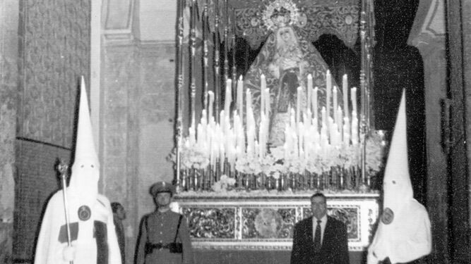 Antonio Sáez, en la puerta del Perdón, en 1960.