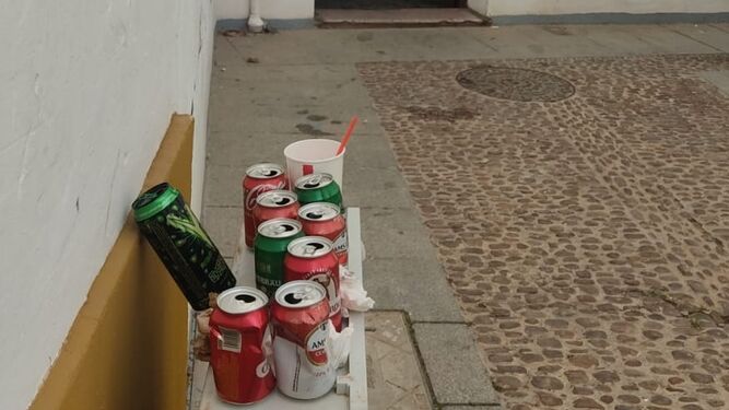 Resto de latas de cervezas y refrescos en el barrio de Santiago.