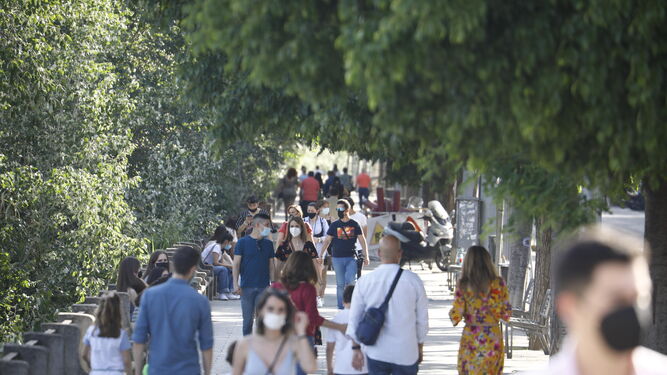 Personas caminan por la Ribera de Córdoba.