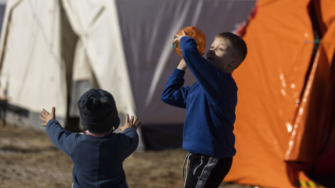 Niños juegan en un campo de refugiados.