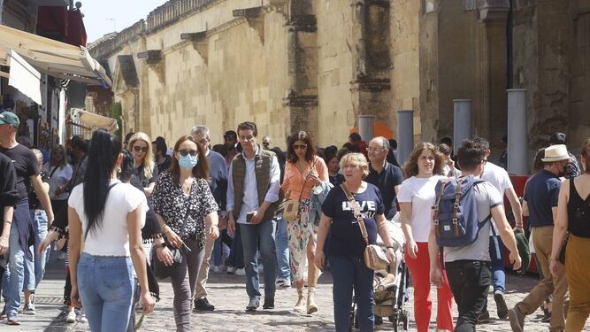 Turistas en el entorno de la Mezquita-Catedral de Córdoba.