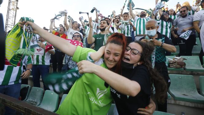 Los aficionados del Córdoba CF celebran el ascenso en Mérida.
