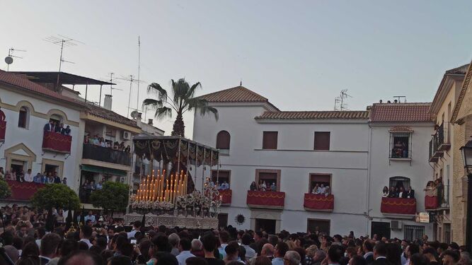 La Virgen de la Soledad, durante su recorrido por las calles de Lucena.