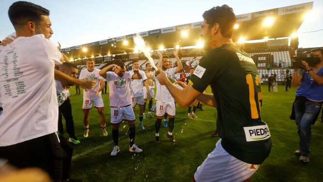 Bernardo Cruz descorcha una botella de champán para celebrar el ascenso del Córdoba CF.