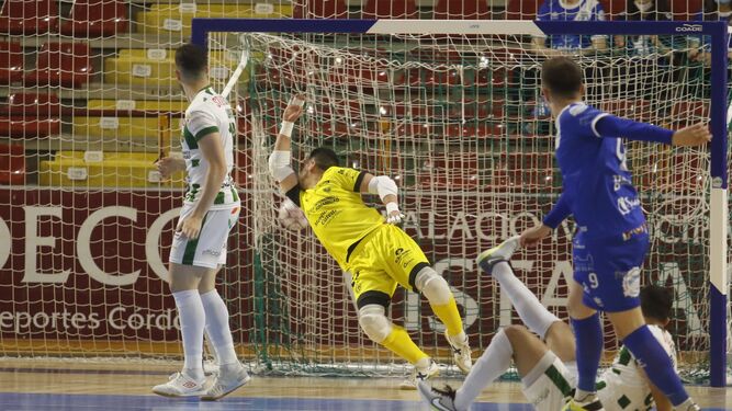 Momento en el que el Córdoba Futsal encaja el primer gol ante el Manzanares, obra de Daniel.